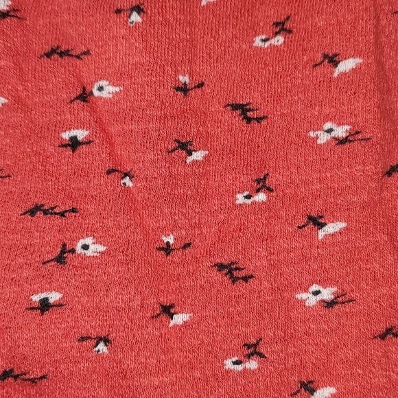 𝅺Red Lucky Brand top with tiny white flowers Small - Picture 2 of 11